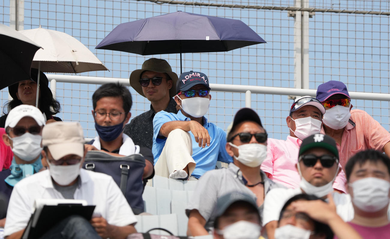 大阪大会準決勝　大阪桐蔭対関大北陽　準決勝を観戦する関大北陽OBの岡田彰布氏（中央青シャツ）（撮影・清水貴仁）