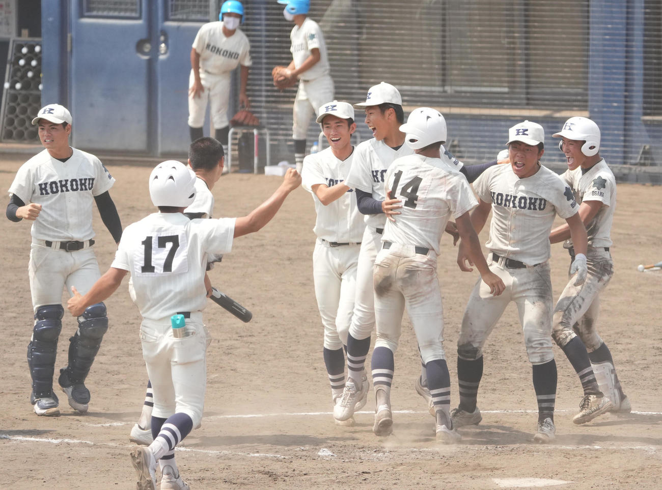 14回裏興国1死満塁、中村莞爾のサヨナラ打にベンチを飛び出す興国ナイン（撮影・清水貴仁）