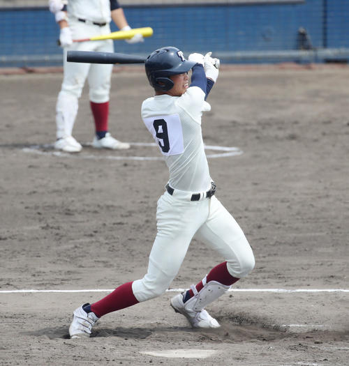 興国対大阪桐蔭　3回裏大阪桐蔭1死二、三塁、花田は右越え適時三塁打を放つ（撮影・加藤哉）