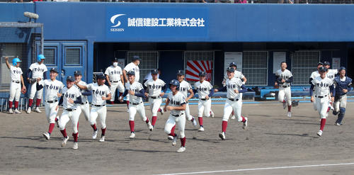 興国対大阪桐蔭　9回裏大阪桐蔭2死三塁、池田の左前サヨナラ適時打で優勝を決め笑顔で本塁付近へ向かうナインたち（撮影・加藤哉）