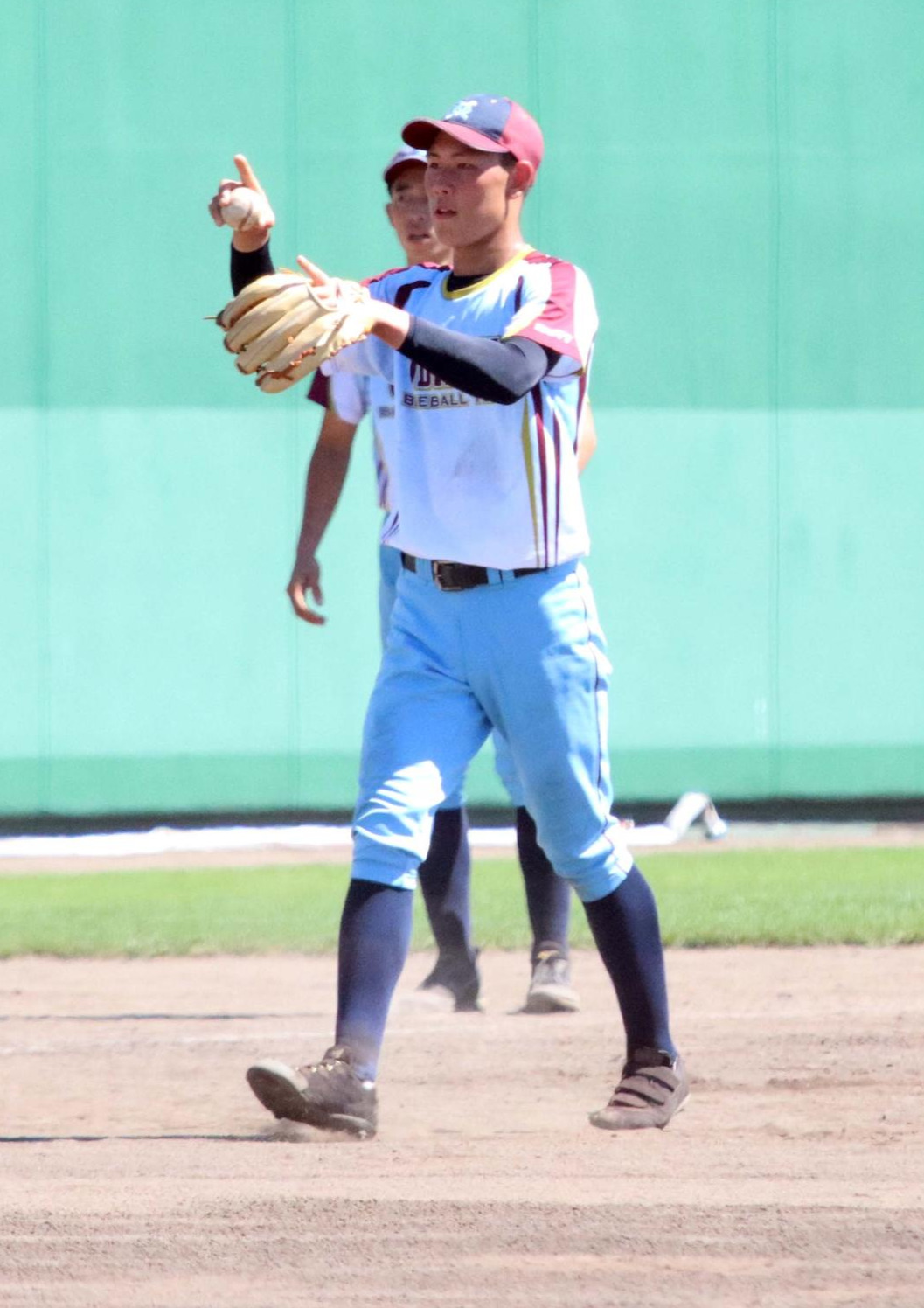 守備ノックの合間にコミュニケーションを取る帯広農・西川（撮影・永野高輔）