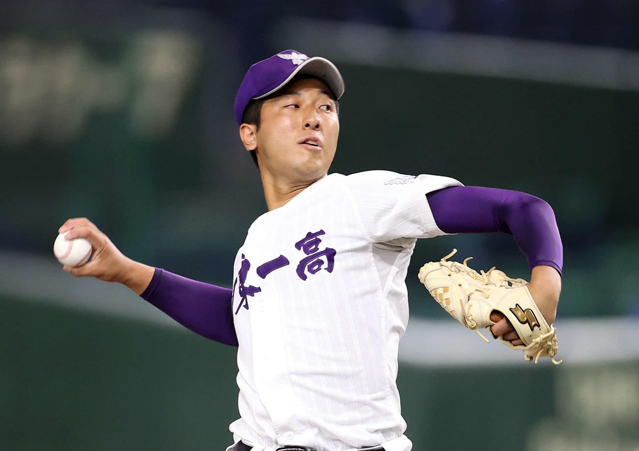 修徳対関東第一　先発し力投する関東第一・市川（撮影・鈴木正人）