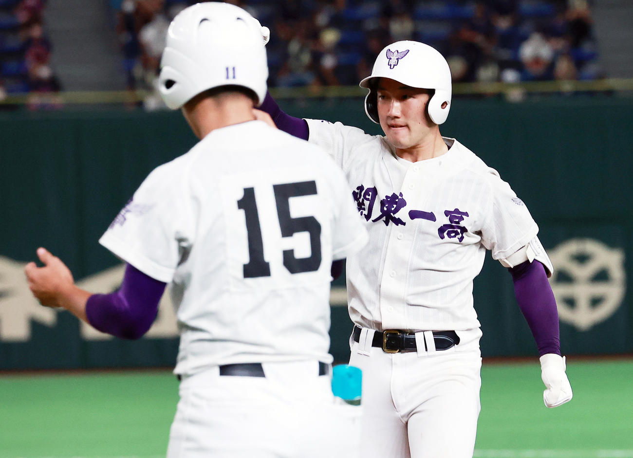 修徳対関東第一　3回裏関東第一2死一、二塁、中前先制適時打を放ちガッツポーズの石見（撮影・野上伸悟）