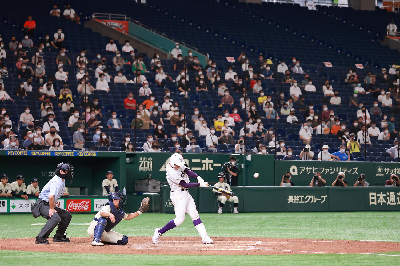 修徳対関東第一　3回裏関東第一2死一、二塁、中前先制適時打を放つ石見（撮影・野上伸悟）