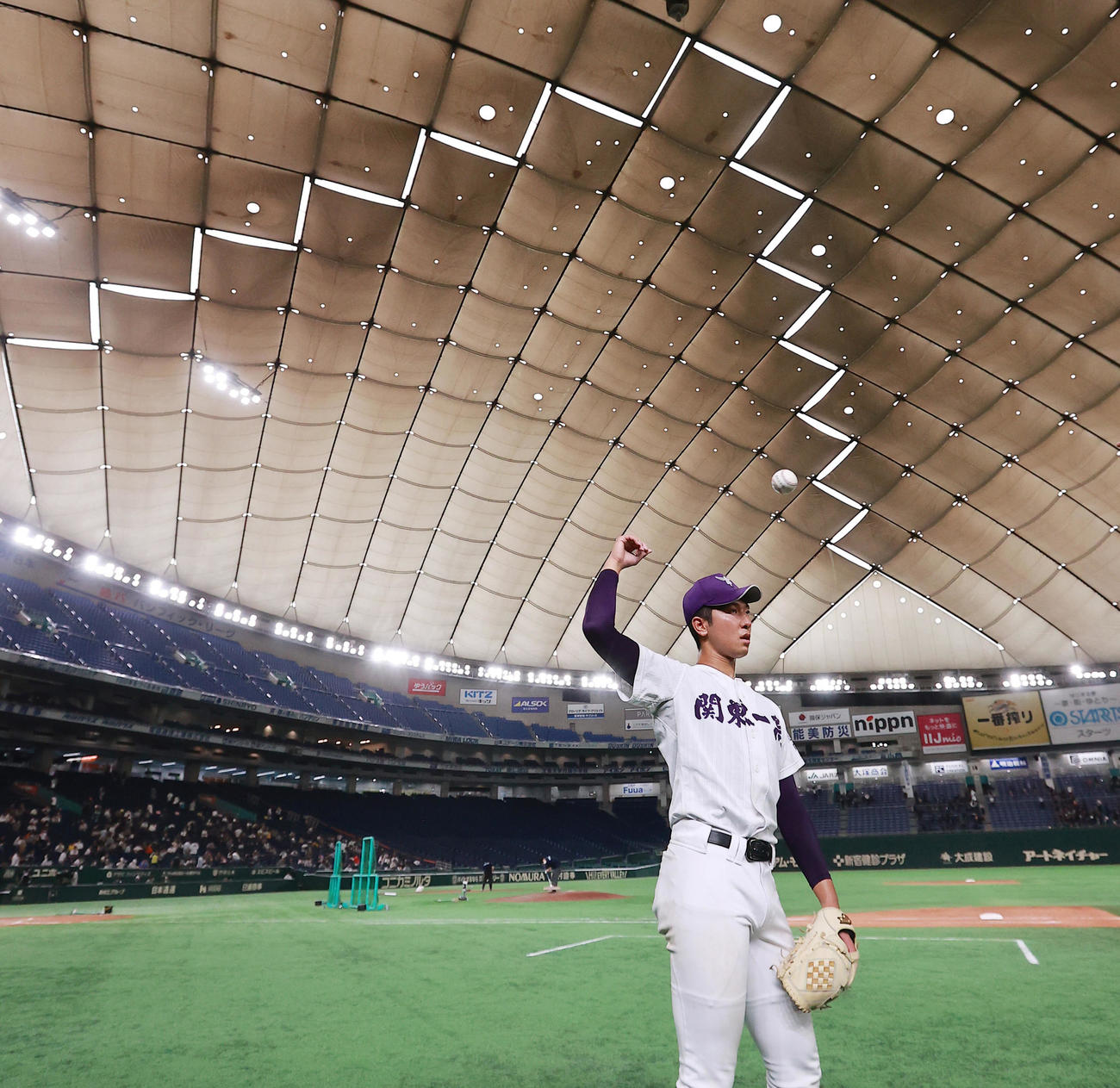 修徳対関東第一　9回3安打1失点12奪三振で決勝進出を決た関東第一・市川は、試合後にクールダウンを行う（撮影・野上伸悟）