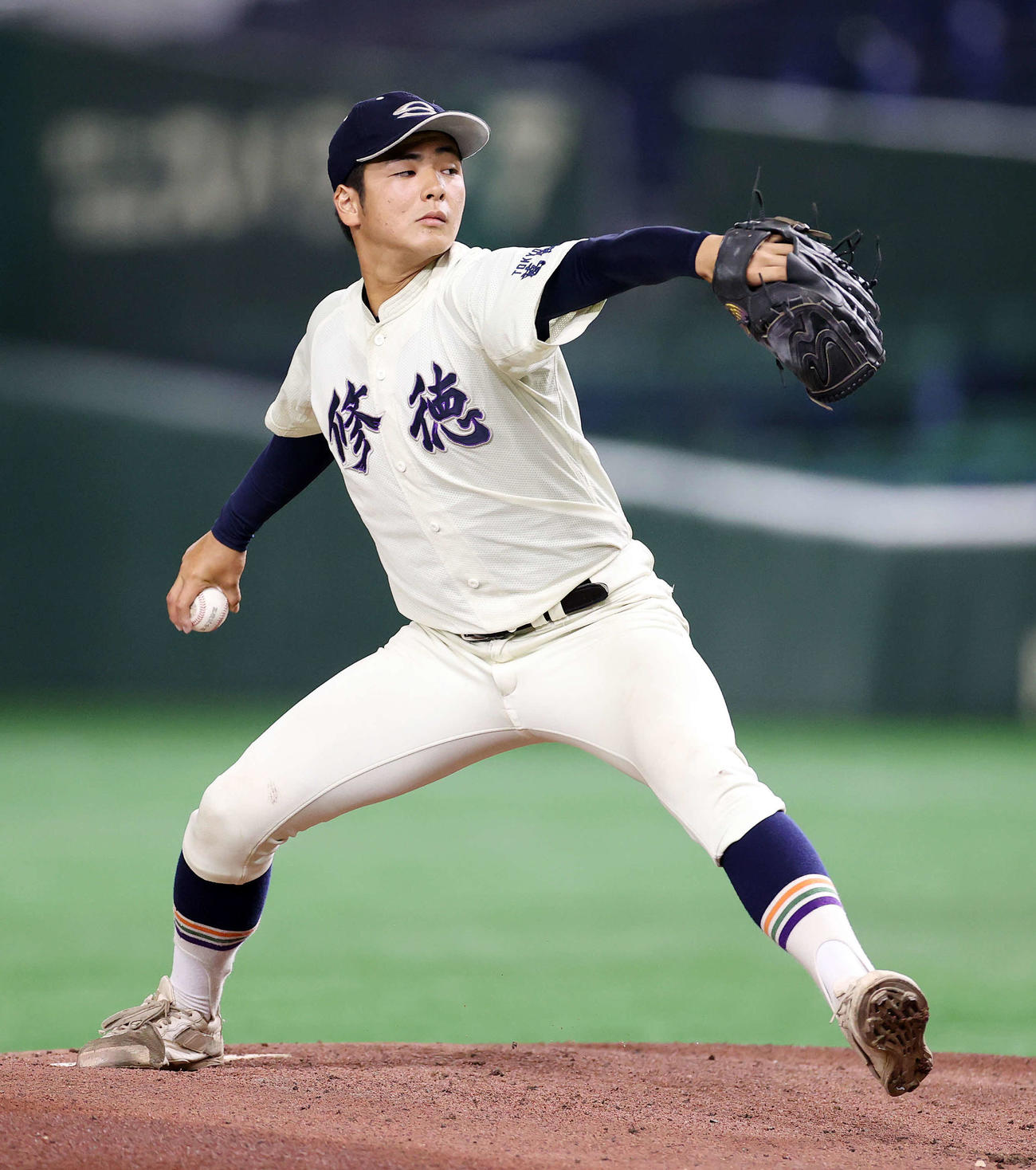 修徳対関東第一　先発し力投する修徳・床枝（撮影・鈴木正人）