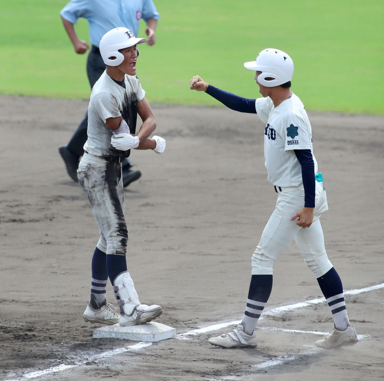 興国対大阪桐蔭　6回表興国2死一、二塁、山田は中前適時打を放ち雄たけびを上げる（撮影・加藤哉）