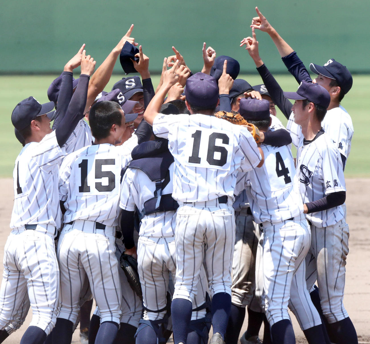 祇園北に勝利し優勝を決めた広島新庄ナインは歓喜の輪を作る（撮影・上山淳一）