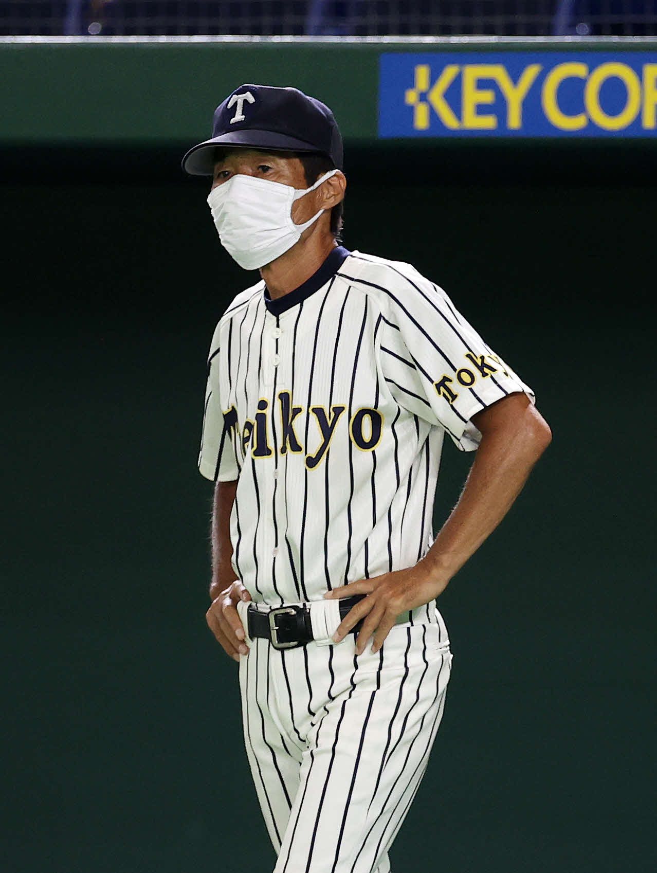 二松学舎大付対帝京　敗戦し整列に向かう帝京・前田監督（撮影・鈴木正人）