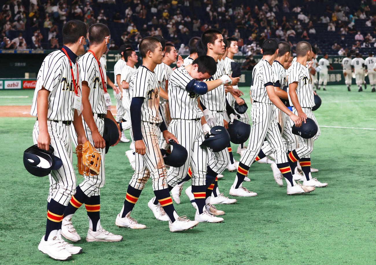 二松学舎大付対帝京　決勝進出を逃し応援席へのあいさつに向かう帝京の選手たち（撮影・野上伸悟）