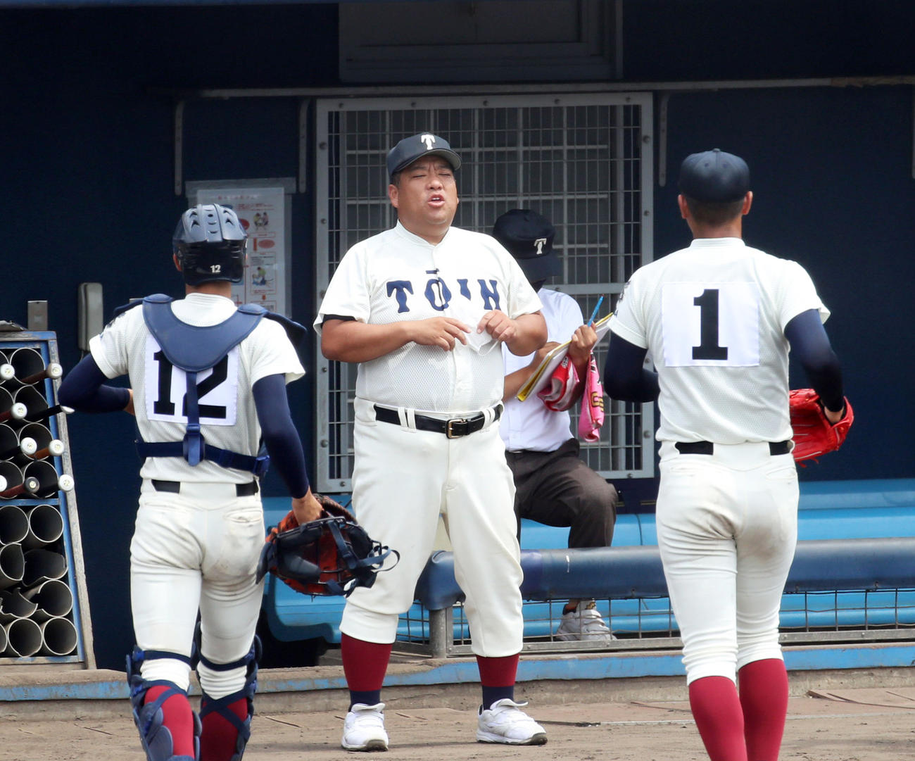 2回表を終えベンチ前でナインに声をかける大阪桐蔭・西谷監督（撮影・加藤哉）