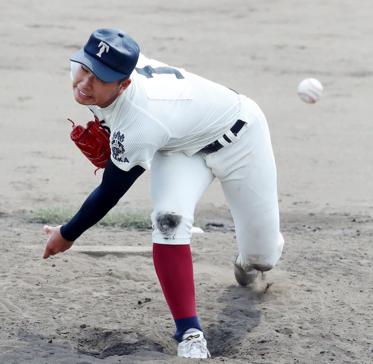 興国戦で完投勝利する大阪桐蔭・松浦（撮影・加藤哉）