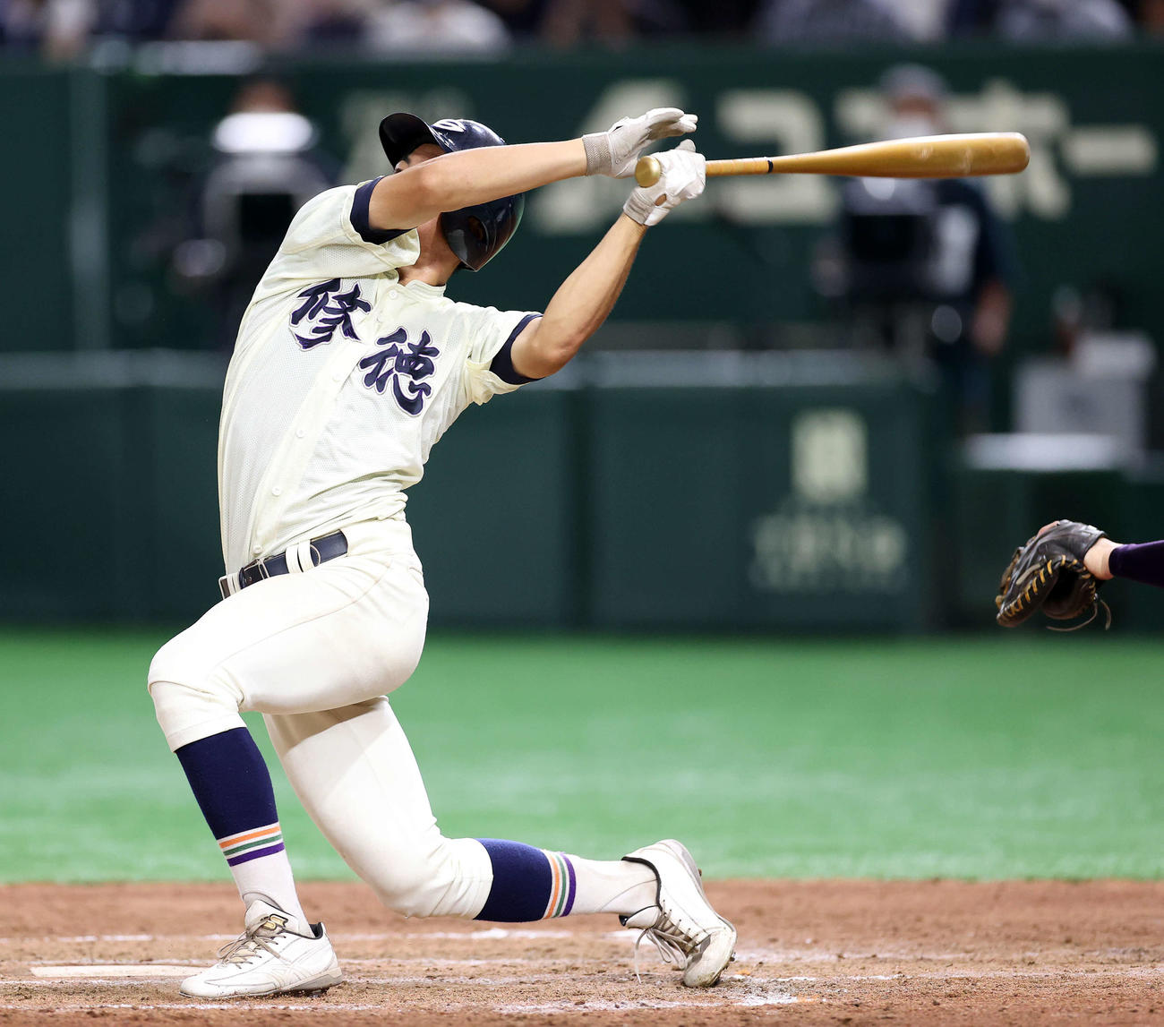 修徳対関東第一　4回表修徳2死、佐藤は左越え本塁打を放つ（撮影・鈴木正人）