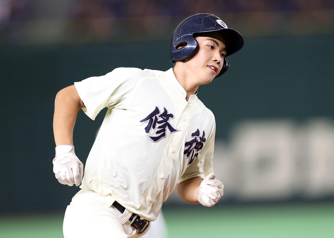 修徳対関東第一　4回表修徳2死、佐藤は左越え本塁打を放ち笑顔を見せる（撮影・鈴木正人）