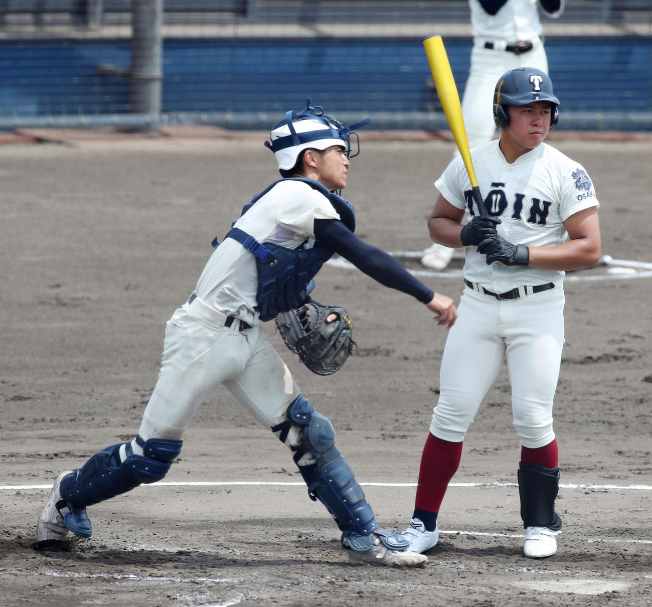 興国対大阪桐蔭　1回裏大阪桐蔭1死一塁、山下は打者池田のとき一塁走者繁永の二塁盗塁を刺す（撮影・加藤哉）