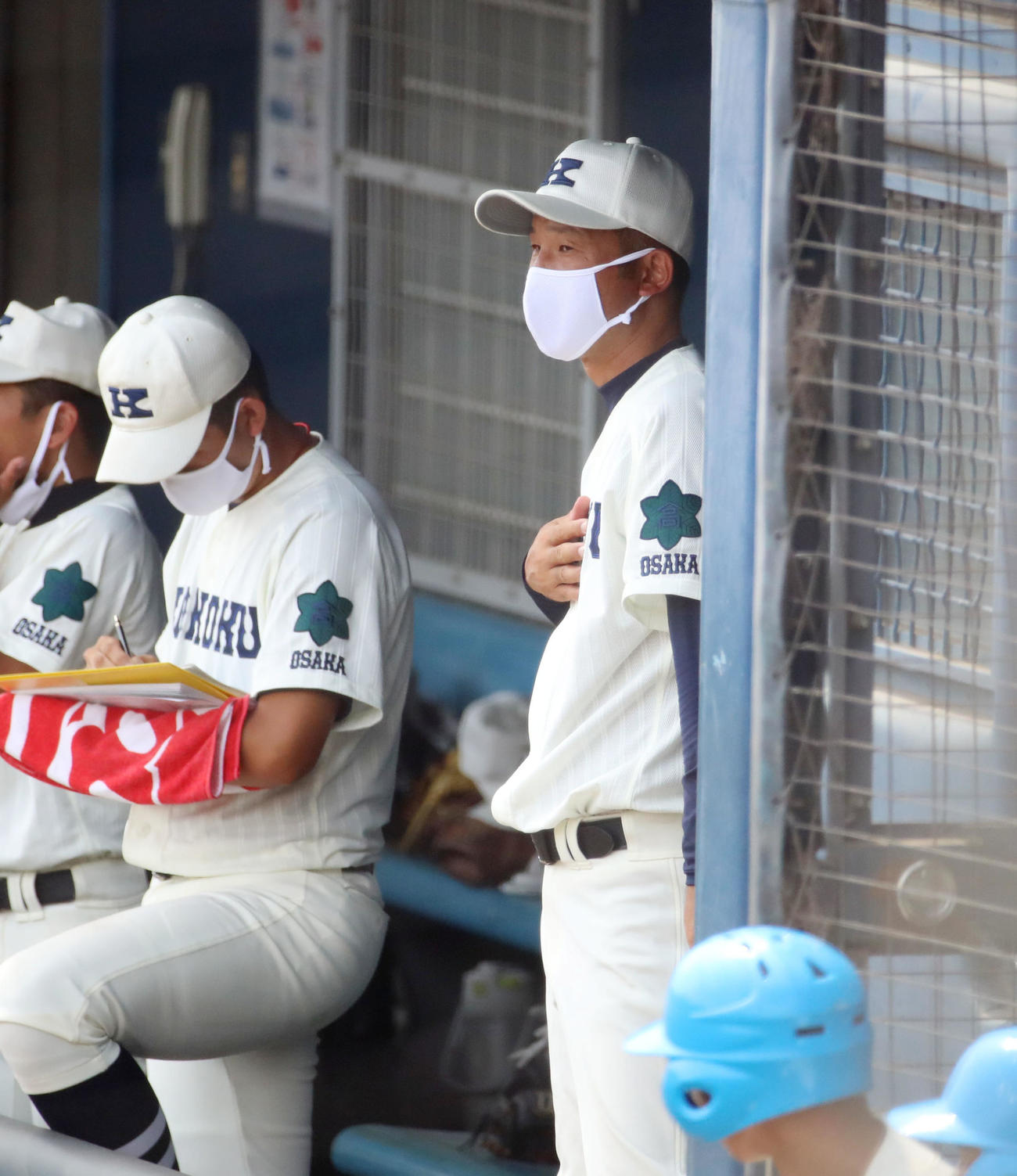 興国対大阪桐蔭　6回表、ベンチからさい配を振るう興国の喜多監督（撮影・加藤哉）
