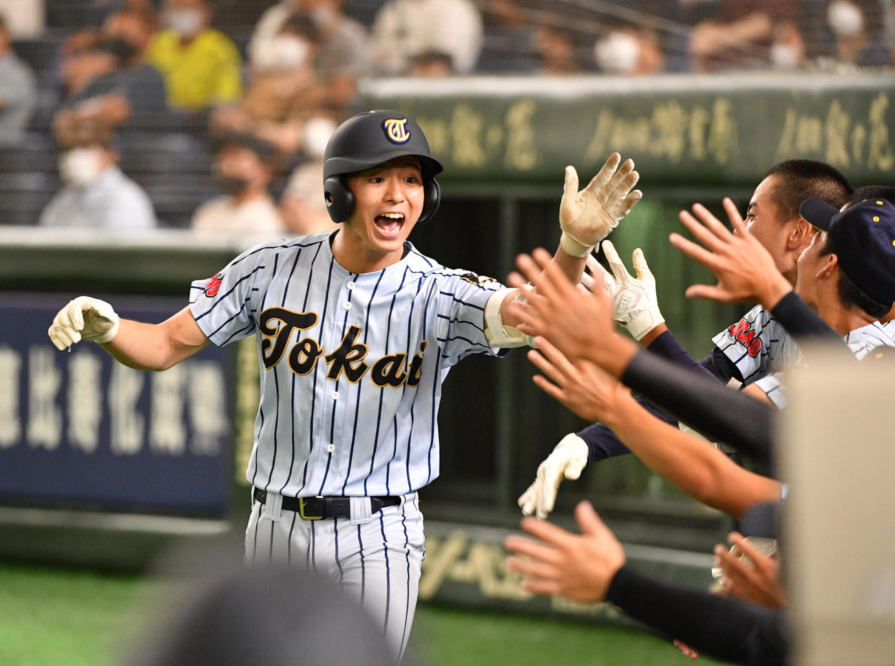 国学院久我山対東海大菅生　4回裏東海大菅生1死一、三塁、千田は左越えに3点本塁打を放ちナインとハイタッチする（撮影・柴田隆二）