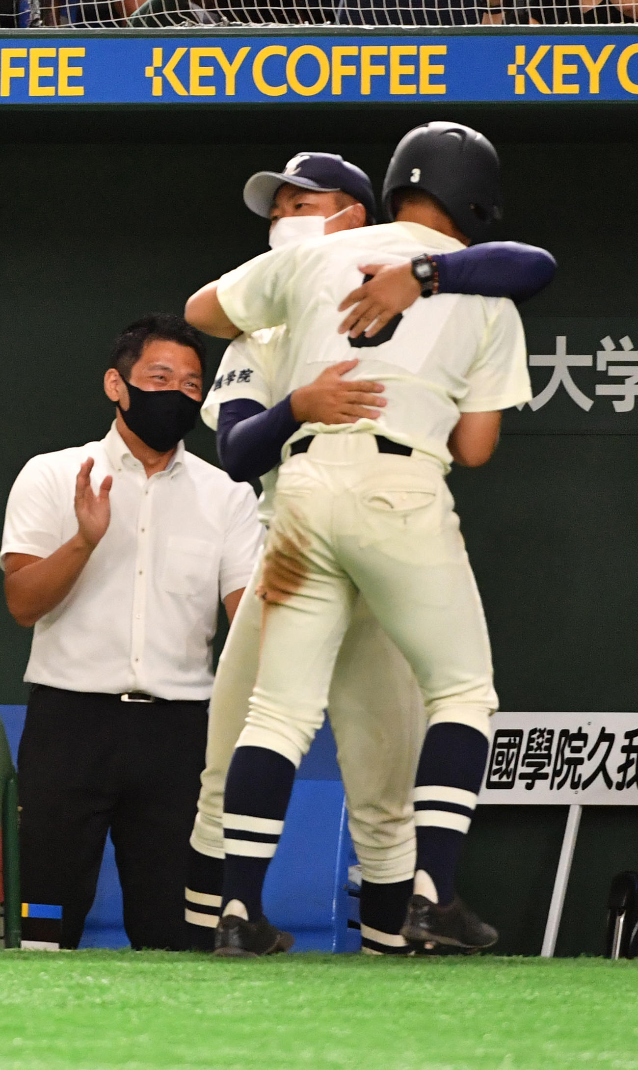 国学院久我山対東海大菅生　1回表国学院久我山2死二塁、高橋の中前適時打で生還した原田は尾崎監督と抱き合う（撮影・柴田隆二）