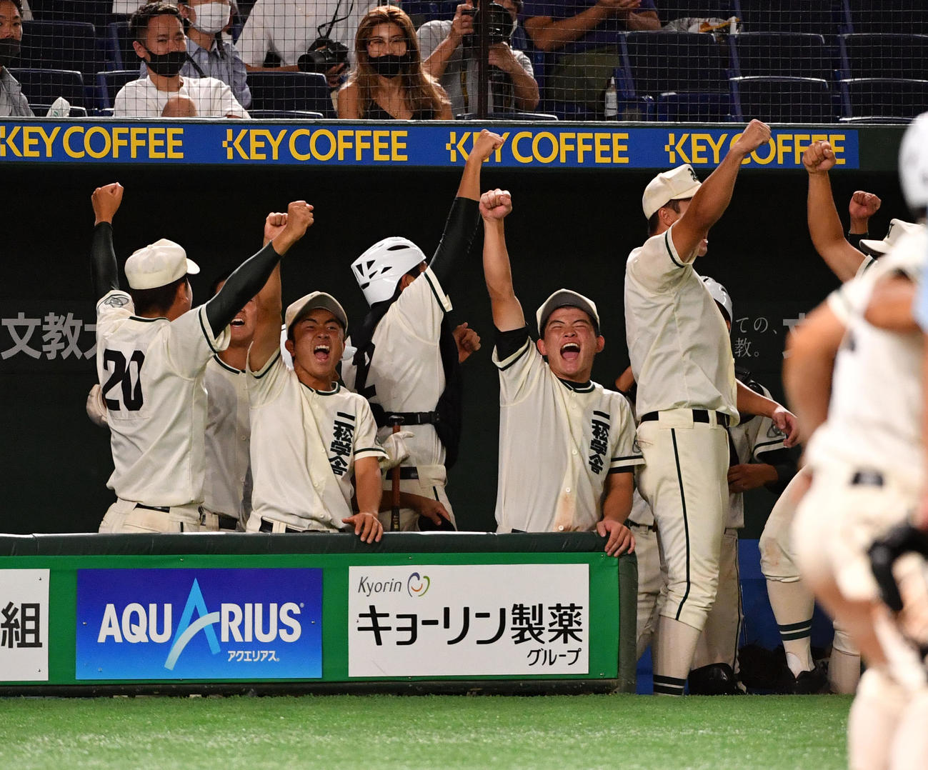 二松学舎大付対関東第一　7回に3点を奪い盛り上がる二松学舎大付ナイン（撮影・柴田隆二）