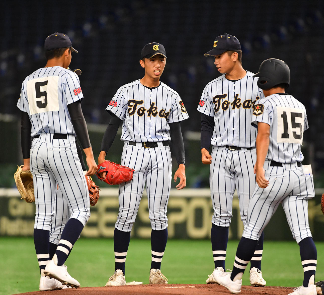 国学院久我山対東海大菅生　初回に2点を失い東海大菅生・本田（左から2人目）にナインが集まる（撮影・柴田隆二）