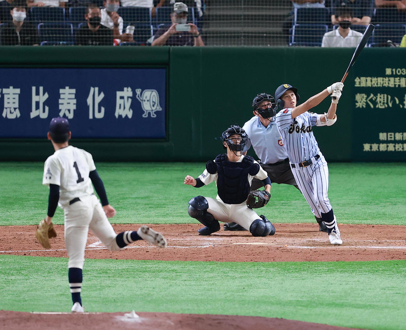 国学院久我山対東海大菅生　4回裏東海大菅生1死一、三塁、高橋から左越え3点本塁打を放つ千田（撮影・野上伸悟）