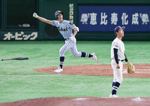 国学院久我山対東海大菅生　4回裏東海大菅生1死一、三塁、高橋から左越え3点本塁打を放ち右手を突き上げる千田（撮影・野上伸悟）