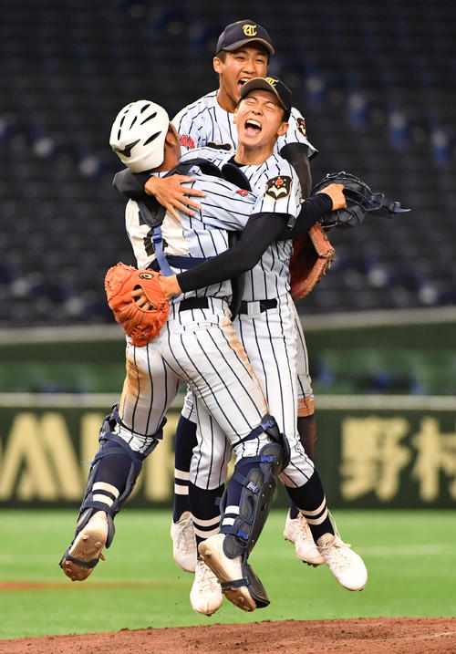 国学院久我山対東海大菅生　優勝を決めた東海大菅生・千田(右)は福原捕手と抱き合う（撮影・柴田隆二）