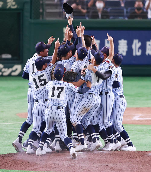 国学院久我山対東海大菅生　優勝し喜びあう東海大菅生の選手たち（撮影・野上伸悟）