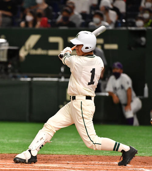 二松学舎大付対関東第一　2回表二松学舎大付1死二塁、秋山は中前に適時打を放つ（撮影・柴田隆二）