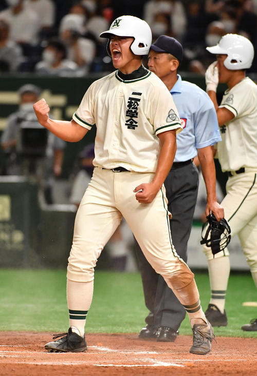 二松学舎大付対関東第一　2回表二松学舎大付1死二塁、秋山の中前適時打で生還した関はガッツポーズする（撮影・柴田隆二）