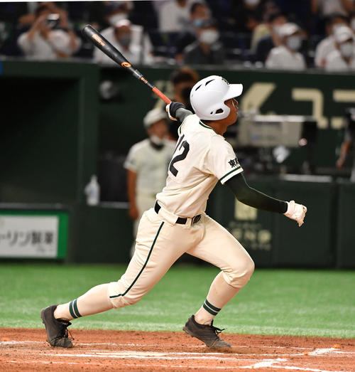 二松学舎大付対関東第一　7回表二松学舎大付1死二、三塁、鎌田は左犠飛を放つ（撮影・柴田隆二）