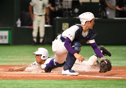 二松学舎大付対関東第一　7回表二松学舎大付1死二、三塁、鎌田の左犠飛で三塁走者浅野が生還する。捕手石見（撮影・柴田隆二）