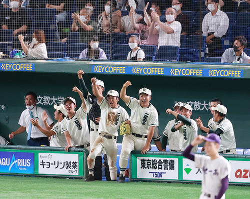 二松学舎大付対関東第一　7回表二松学舎大付2死二塁、桜井の左適時二塁打に盛り上がる二松学舎大付ベンチ（撮影・野上伸悟）