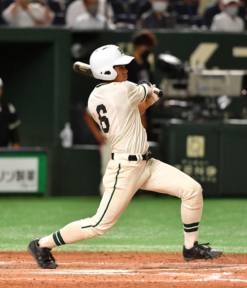 二松学舎大付対関東第一　7回表二松学舎大付2死二塁、永見は中前に適時打を放つ（撮影・柴田隆二）