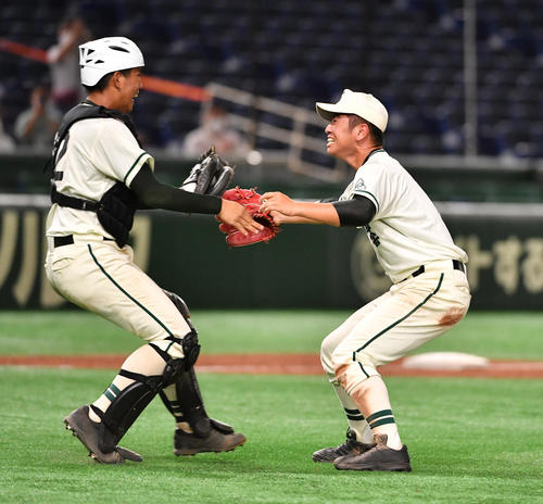 二松学舎大付対関東第一　優勝を決めた二松学舎大付・秋山(右)は鎌田捕手と抱き合う（撮影・柴田隆二）