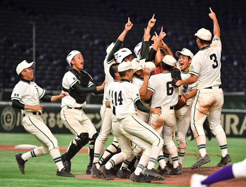 二松学舎大付対関東第一、優勝を決めた二松学舎大付ナインは喜び合う（撮影・柴田隆二）