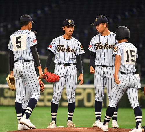 国学院久我山対東海大菅生　初回に2点を失い東海大菅生・本田（左から2人目）にナインが集まる（撮影・柴田隆二）