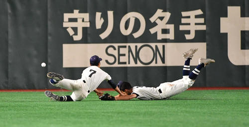 国学院久我山対東海大菅生　3回裏東海大菅生2死二塁、堀町の左中間の打球に飛び付く田村優左翼手(左)と斎藤中堅手。お互い捕球出来ずランニング本塁打となる（撮影・柴田隆二）