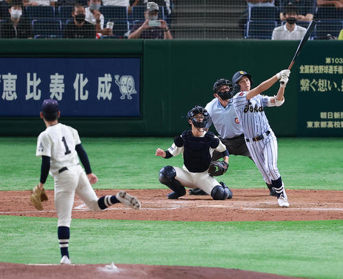 国学院久我山対東海大菅生　4回裏東海大菅生1死一、三塁、高橋から左越え3点本塁打を放つ千田（撮影・野上伸悟）