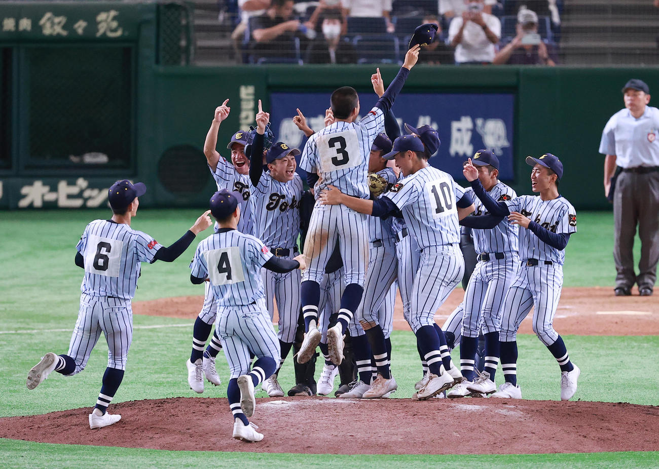 国学院久我山対東海大菅生　優勝し喜びあう東海大菅生の選手たち（撮影・野上伸悟）