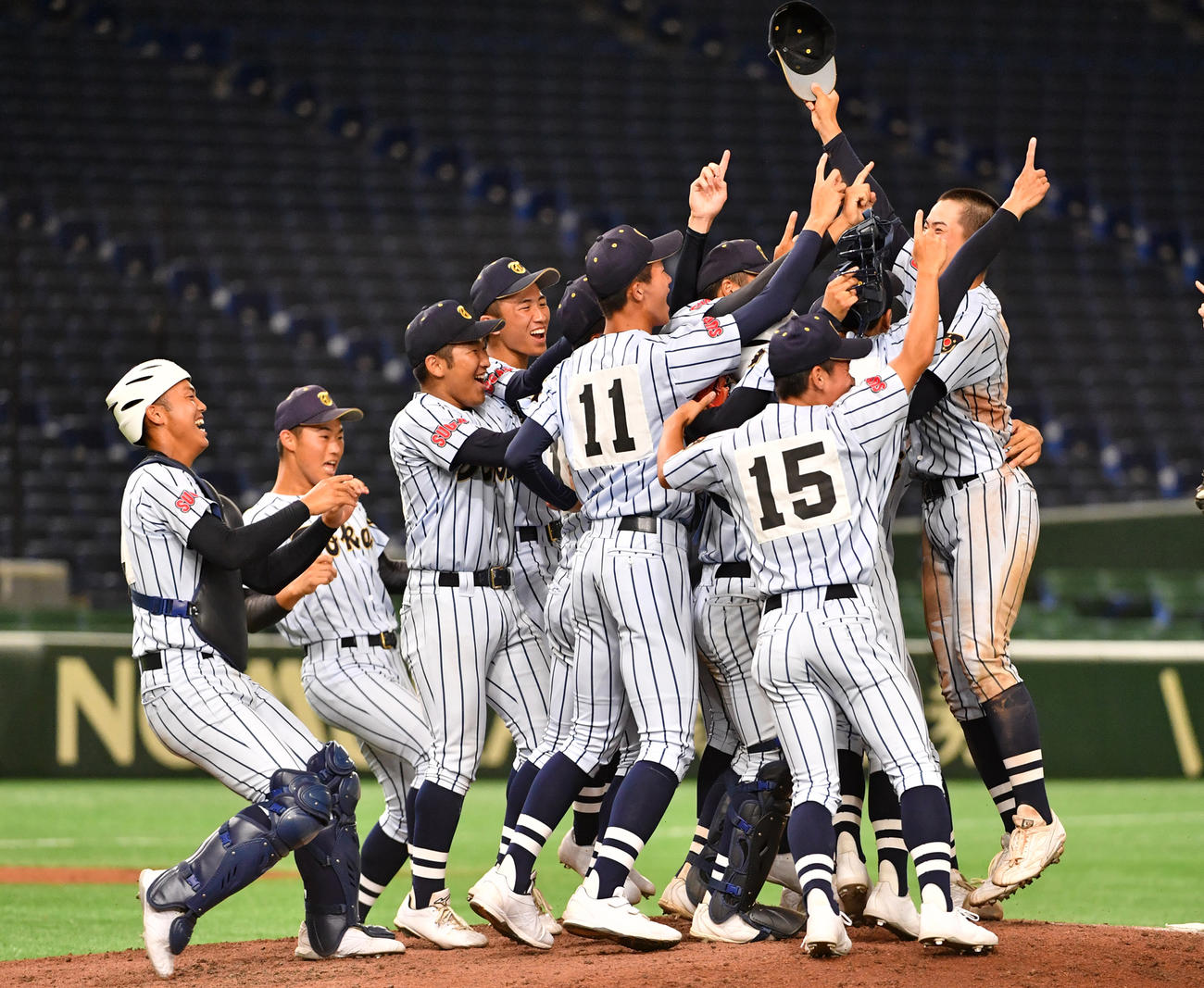 優勝を決めた東海大菅生ナインは喜び合う（撮影・柴田隆二）