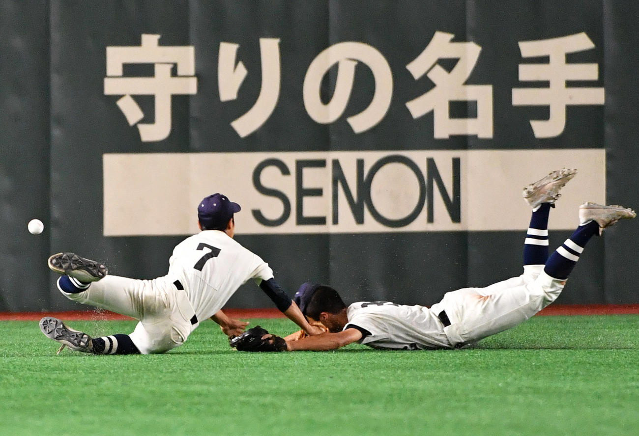 3回裏東海大菅生2死二塁、左中間の打球に田村優左翼手（左）と斎藤中堅手は飛び付くがともに捕球できず（撮影・柴田隆二）