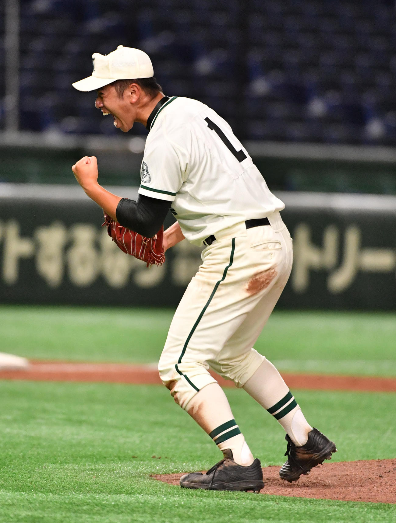 二松学舎大付対関東第一　優勝を決めた二松学舎大付・秋山はガッツポーズする（撮影・柴田隆二）