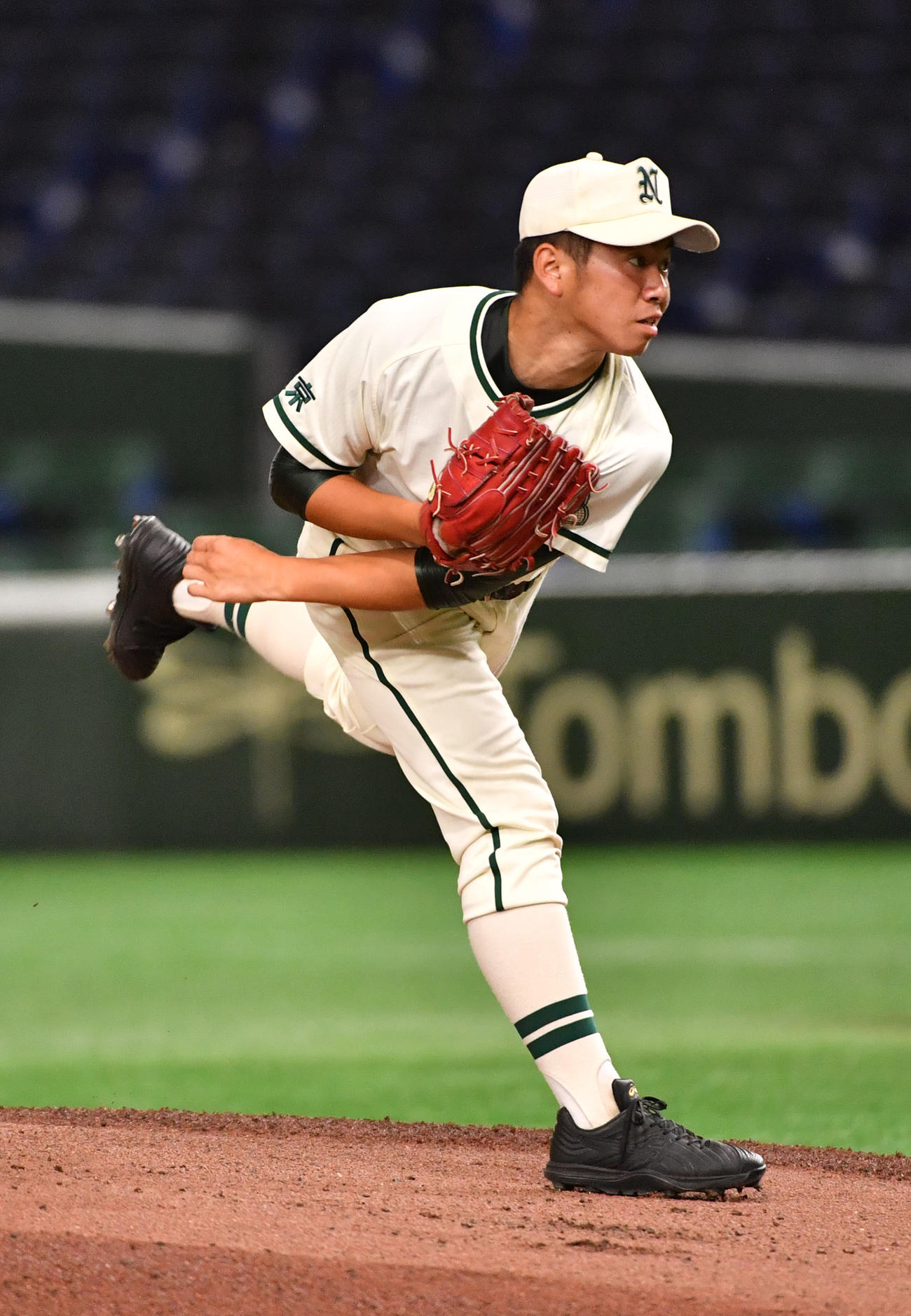 関東第一対二松学舎大付　先発した二松学舎大付・秋山（撮影・柴田隆二）