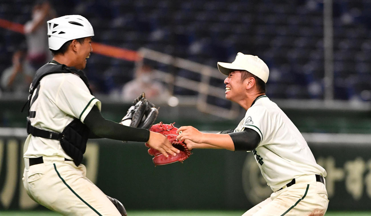 二松学舎大付対関東第一　優勝を決めた二松学舎大付・秋山(右)は鎌田捕手と抱き合う（撮影・柴田隆二）