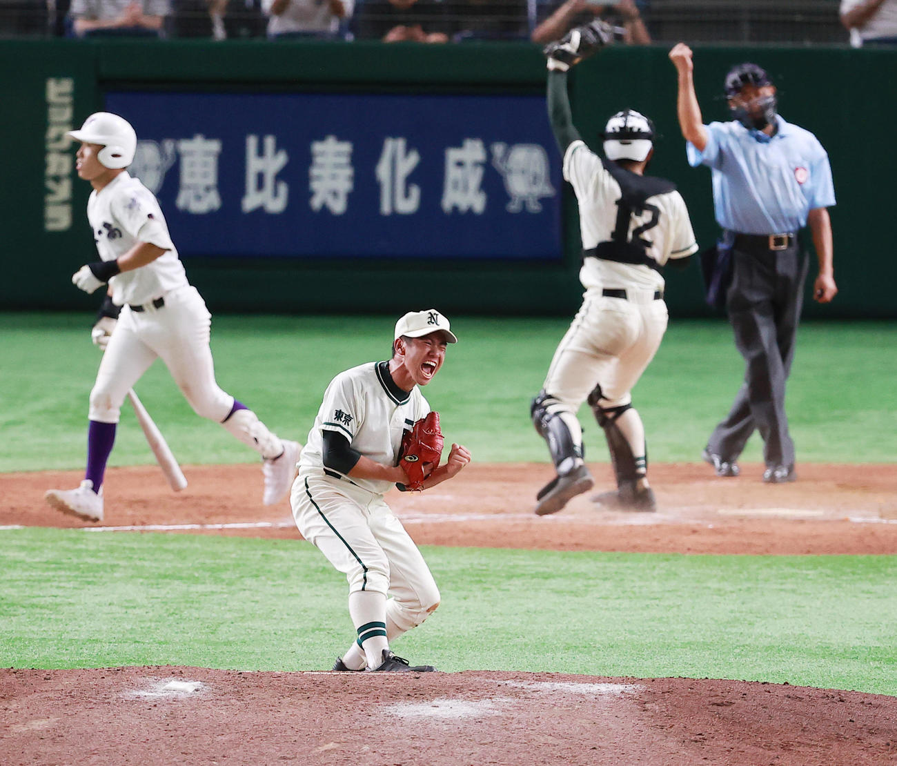 二松学舎大付対関東第一　優勝し喜ぶ二松学舎大付・秋山（撮影・野上伸悟）