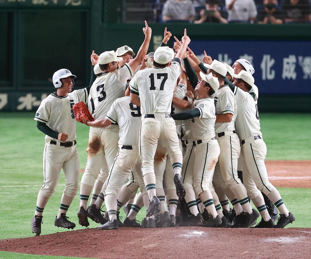 二松学舎大付対関東第一　優勝し喜ぶ二松学舎大付の選手たち（撮影・野上伸悟）