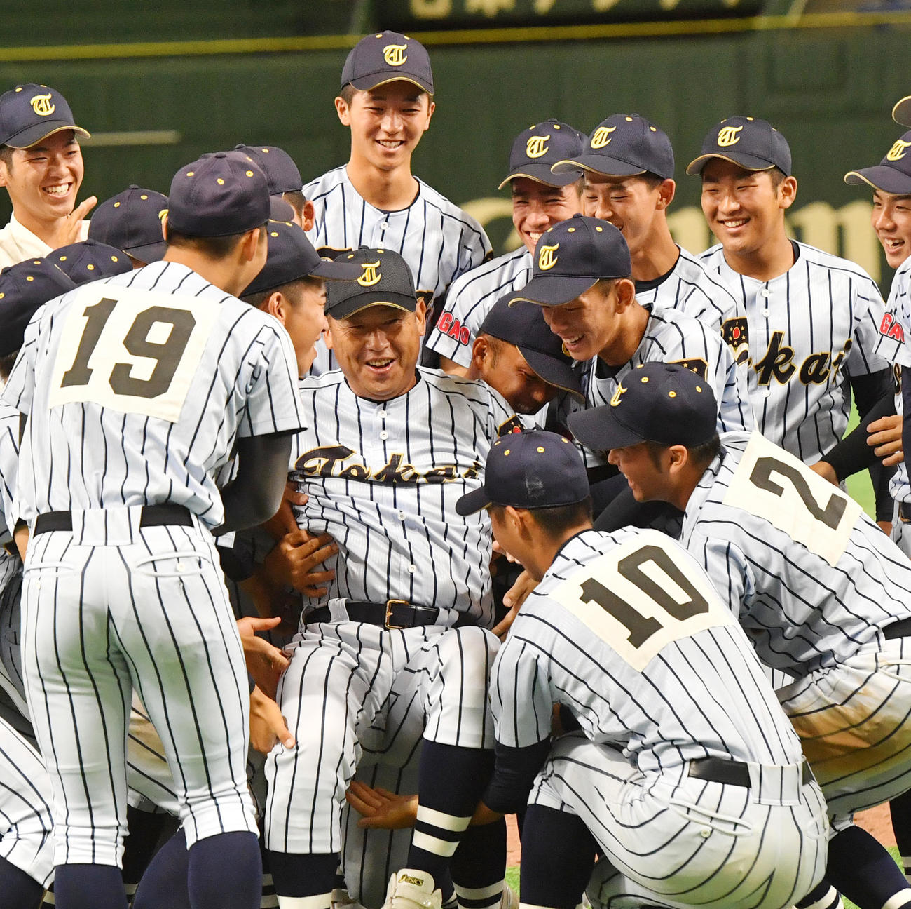 国学院久我山対東海大菅生　優勝した東海大菅生・若林監督(中央)はナインから胴上げされた（撮影・柴田隆二）
