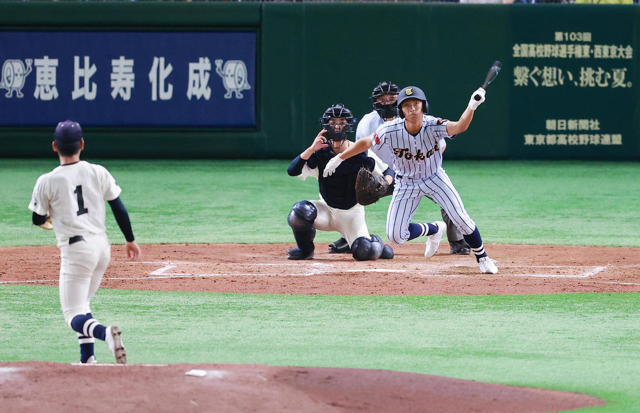 国学院久我山対東海大菅生　3回裏東海大菅生2死二塁、高橋風太から左中間にランニング2点本塁打を放つ堀町（撮影・野上伸悟）