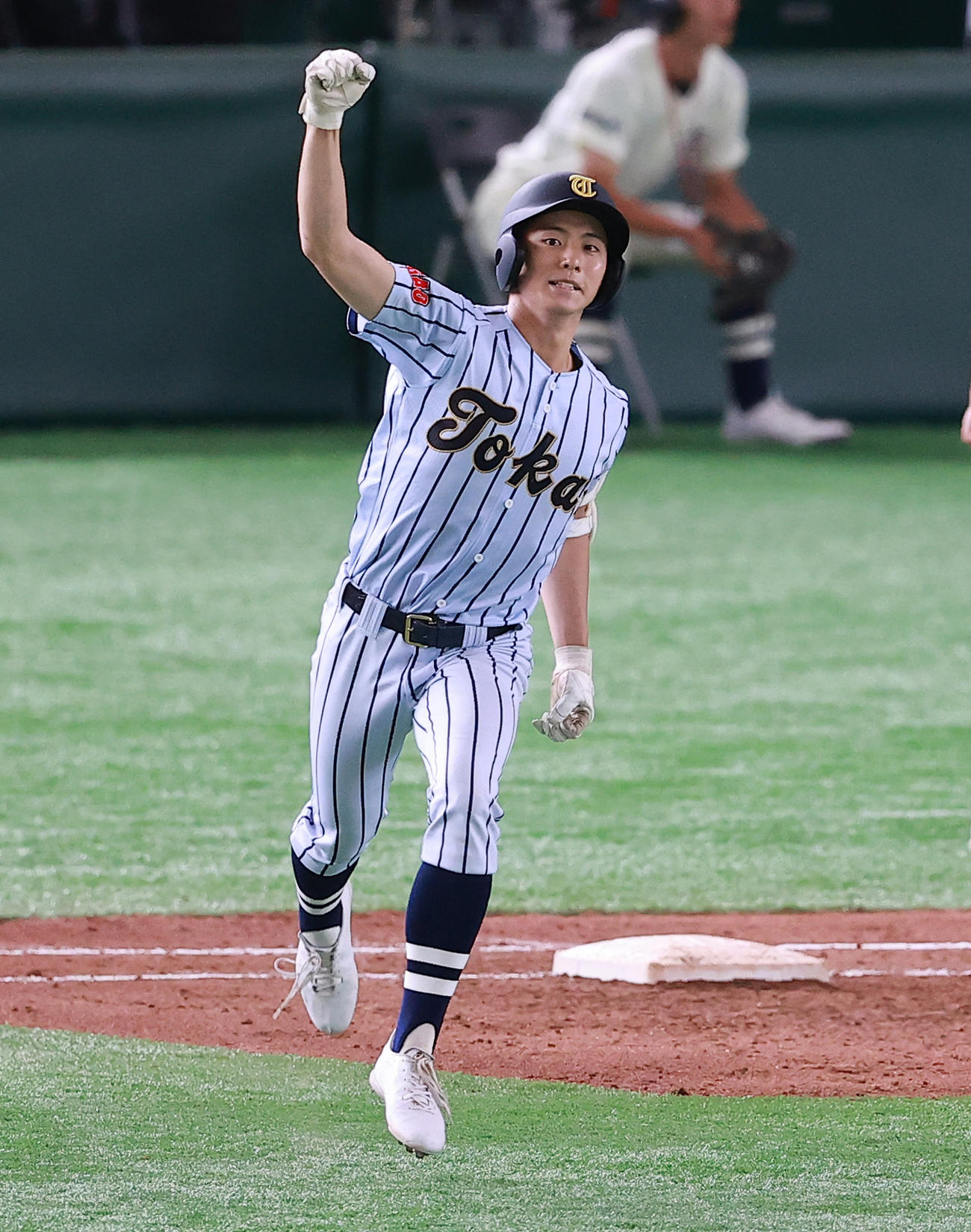 国学院久我山対東海大菅生　4回裏東海大菅生1死一、三塁、左越え3点本塁打を放ち右手を突き上げる千田（撮影・野上伸悟）